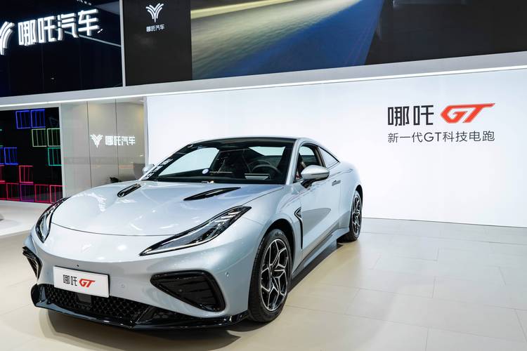 佛山51哪吒汽车在智能汽车领域的表现，领途汽车在新能源汽车市场中的影响力